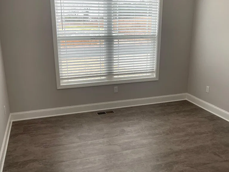 557 Labrador Dr — Photo 8