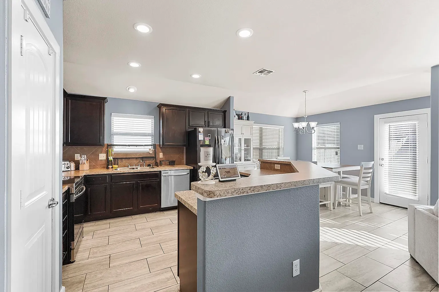 3 bed, 1711 sqft, $2,000 — Photo 3