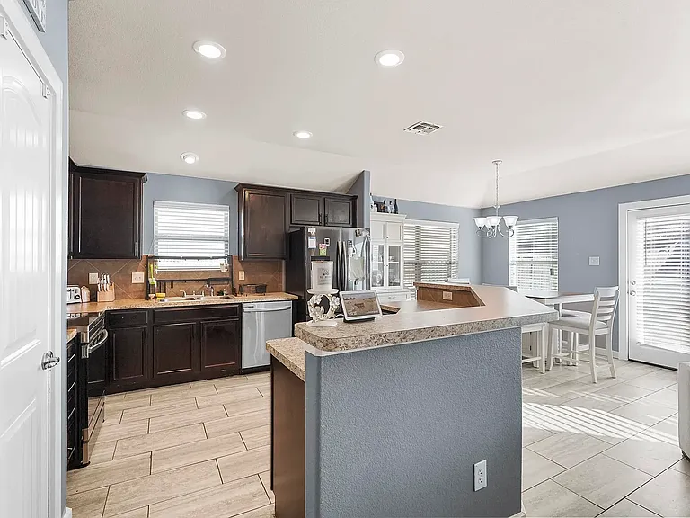 1320 Riviera Dr — Photo 3
