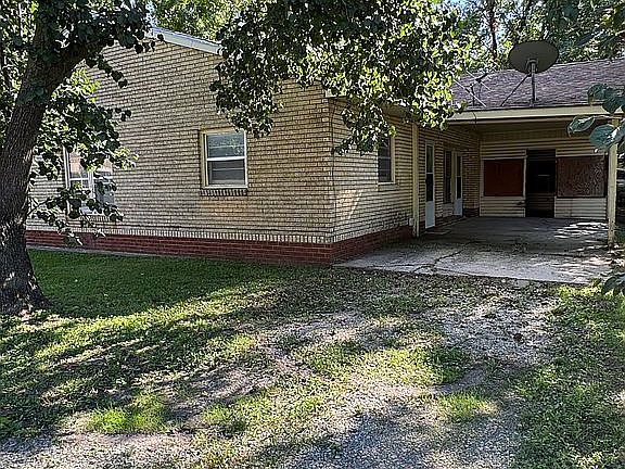 NW corner view/driveway