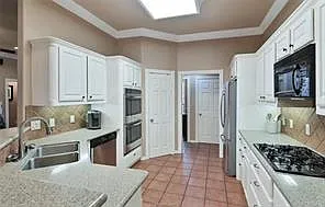 4902 Park Hampton Dr — Photo 3