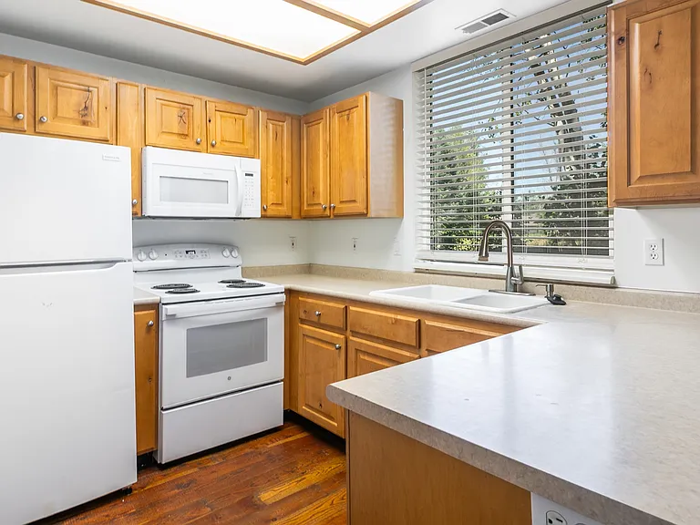 1600 Pinebrook Blvd #E1 — Photo 6
