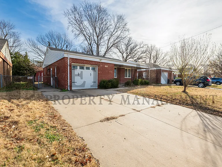 1720 S Windsor Rd — Photo 3