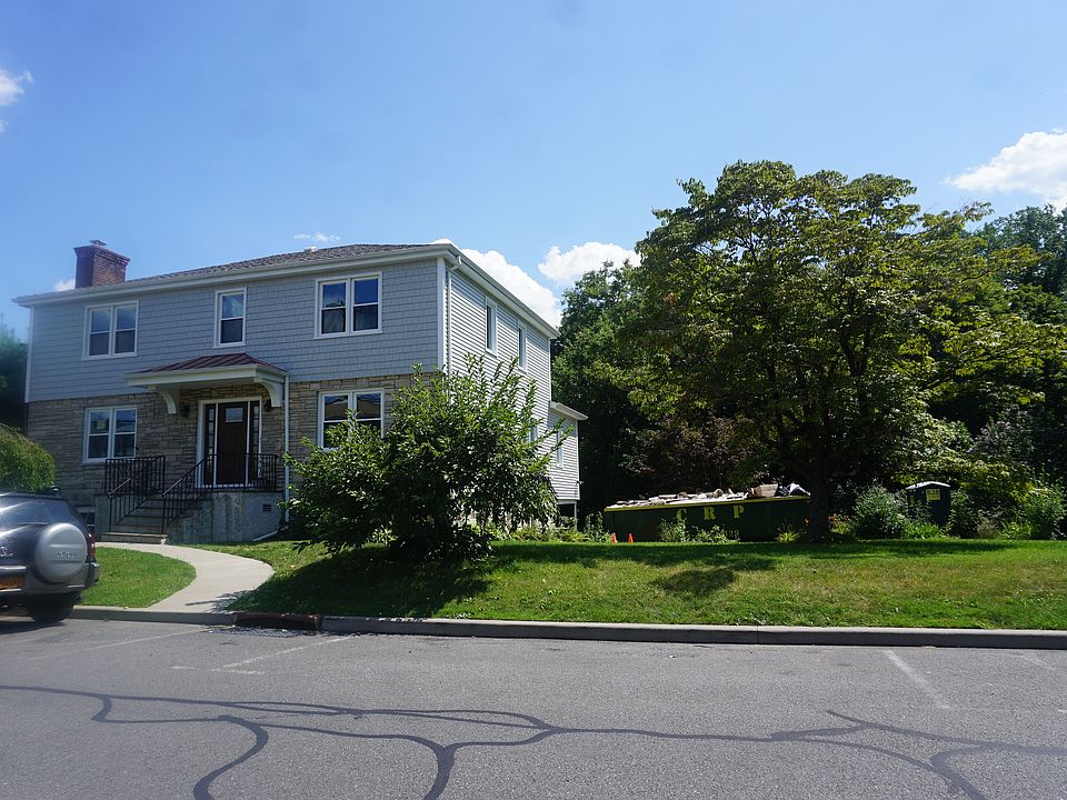 2nd image of 493 Main St E #1ST