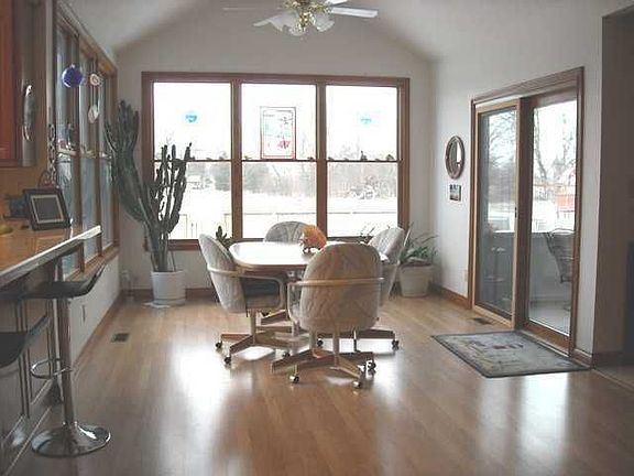 Eating area/sun rm or large enough for dining room.