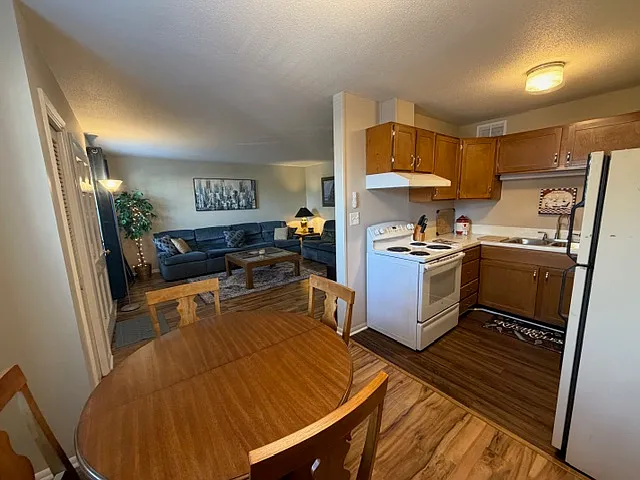 3812 Country Club Rd #E — Photo 8