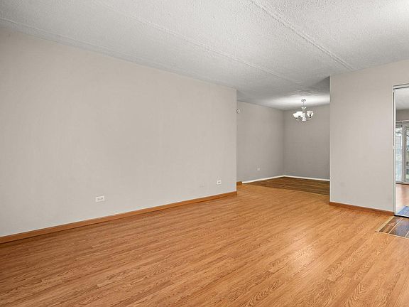 4th image of 266 Shorewood Dr