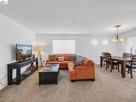 3rd image of 981 Country Ln