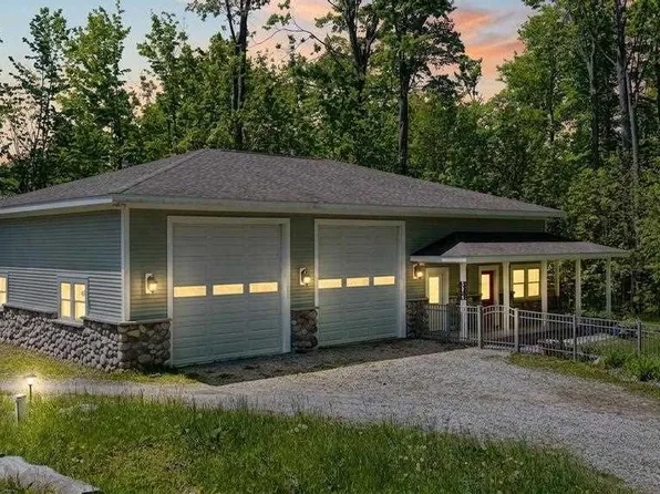 8515 Sunset Meadow Ln, Charlevoix, MI 49720