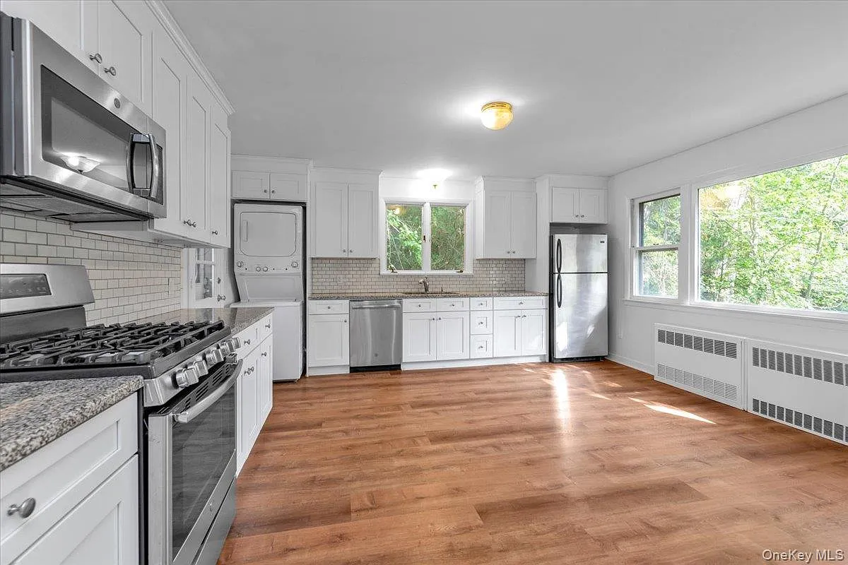2 bed, 1.0 bath, 1300 sqft, $3,500 — Photo 2