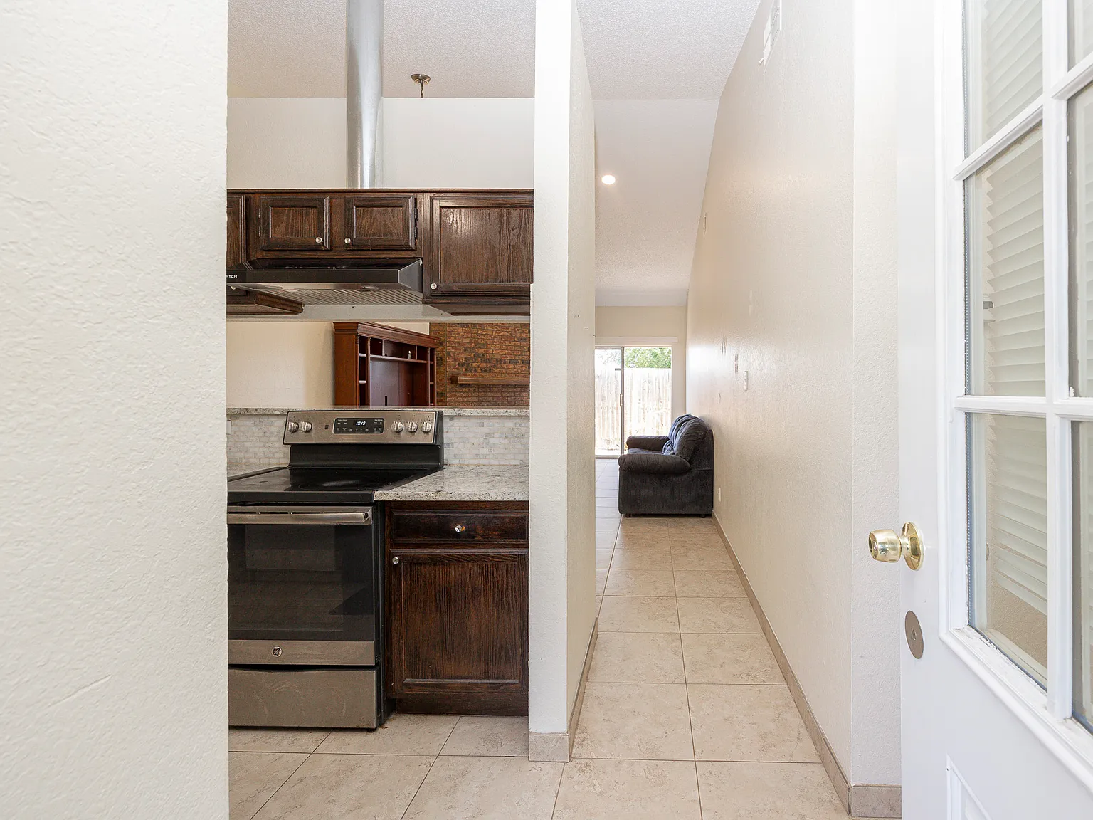 2 bed, 1.5 bath, 864 sqft, $1,550 — Photo 3