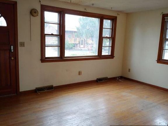 4th image of 101 Custer St