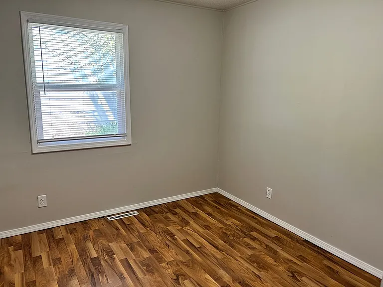 914 W Ash St — Photo 7