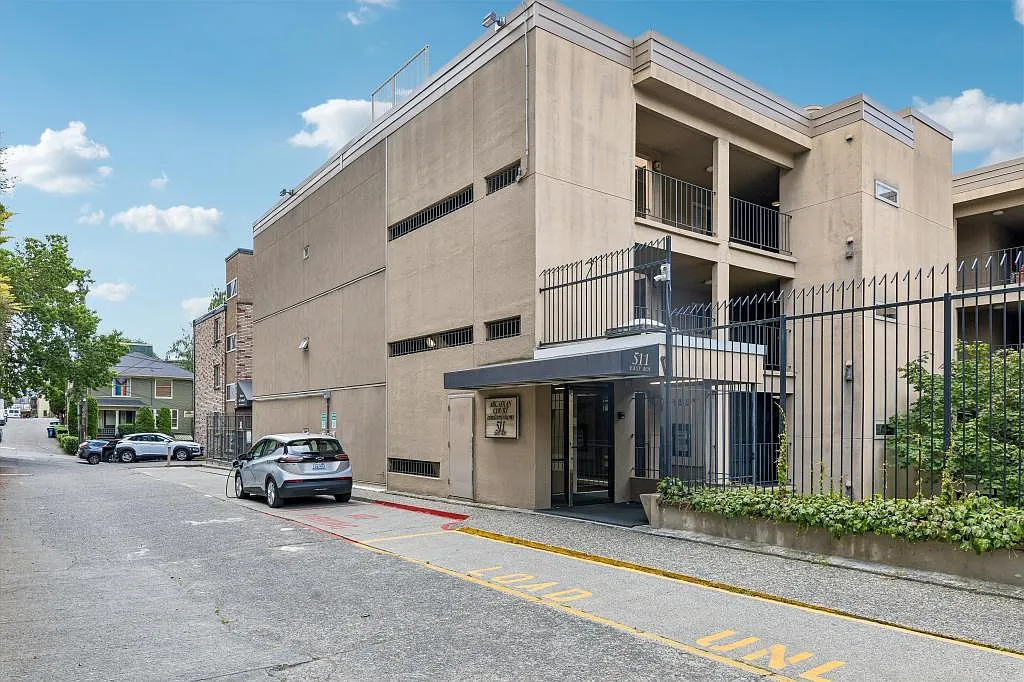 Arcadian Court Condos - 1 bedroom — Photo 3