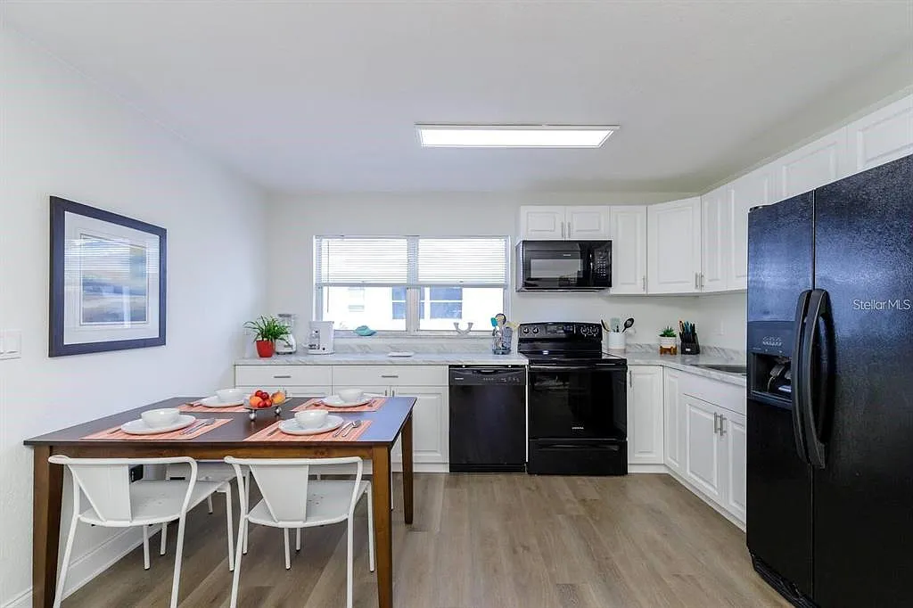 2 bed, 1.0 bath, 950 sqft, $2,250 — Photo 2