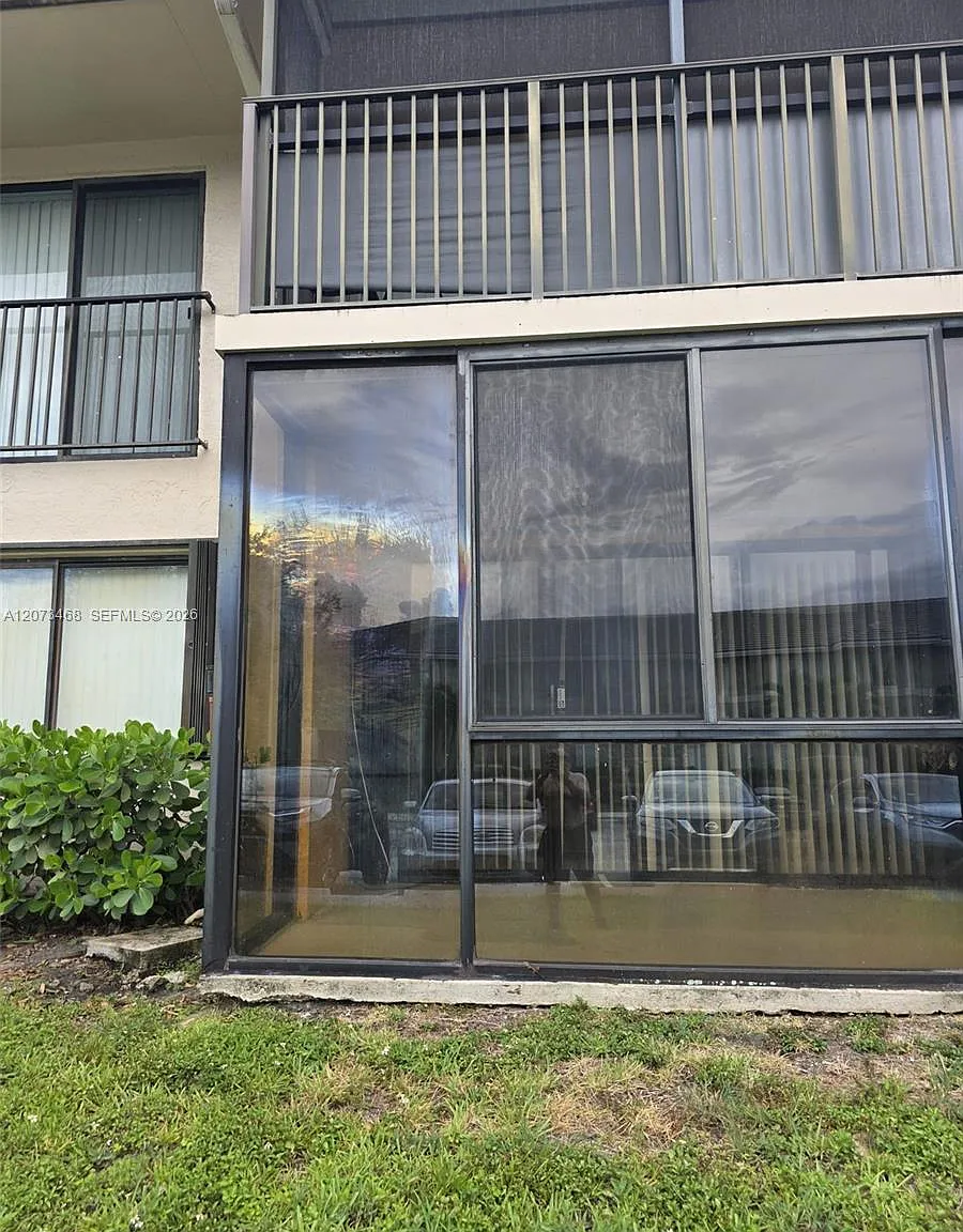 Hampton Court Condo — Photo 2