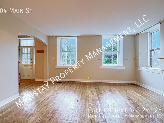 5th image of 704 Main St
