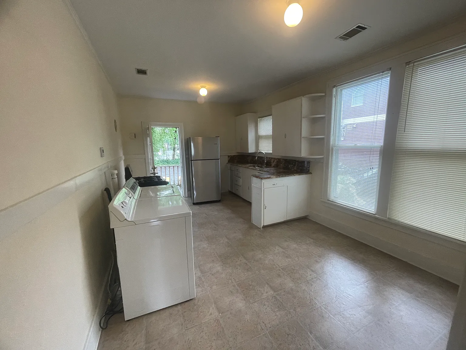 1 bed, 750 sqft, $1,050 — Photo 4