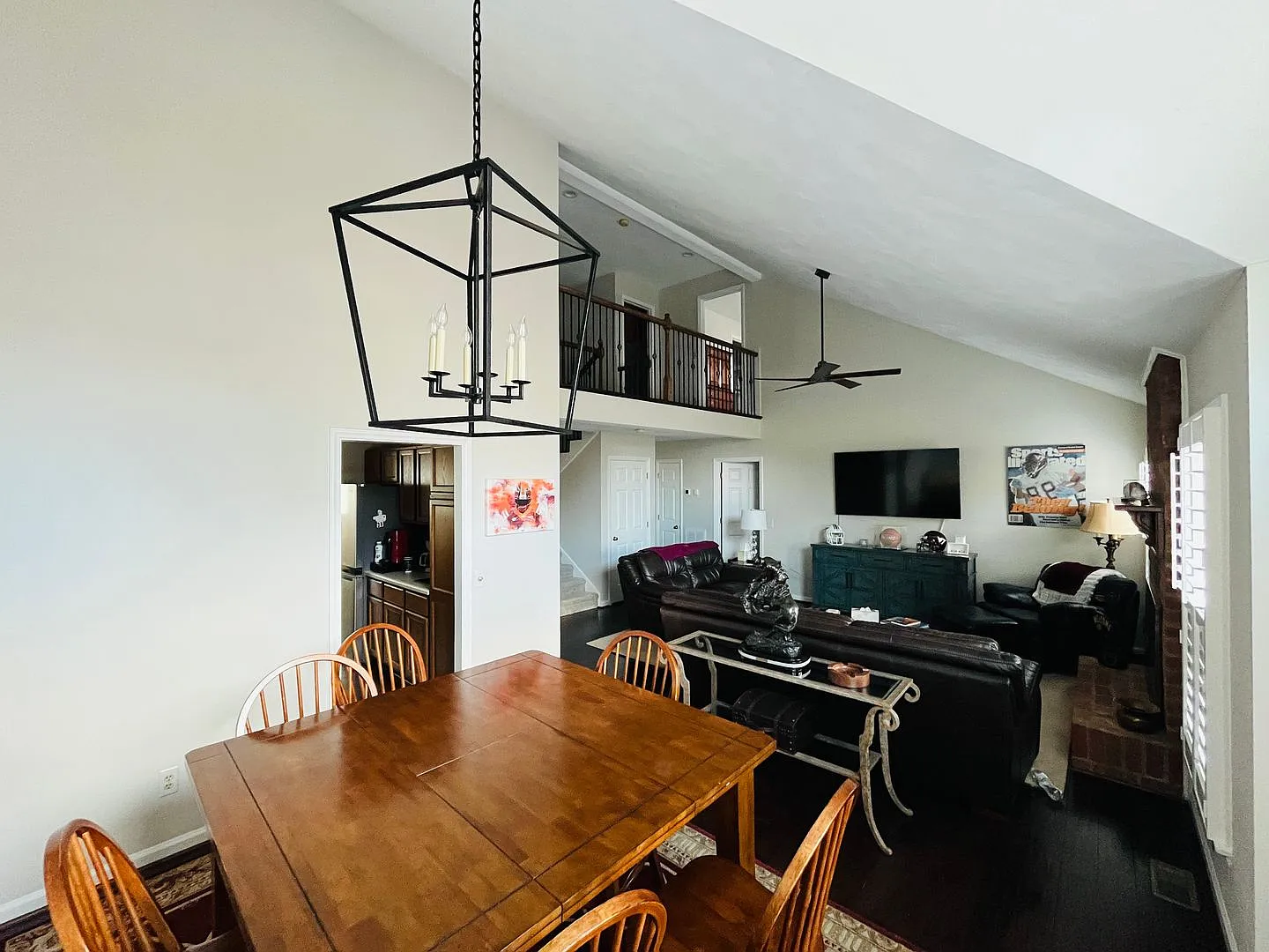 Upscale 3 Bedroom 2.5 Bath Townhouse — Photo 2