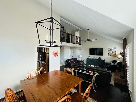 2nd image of 1018 Chateau Ct