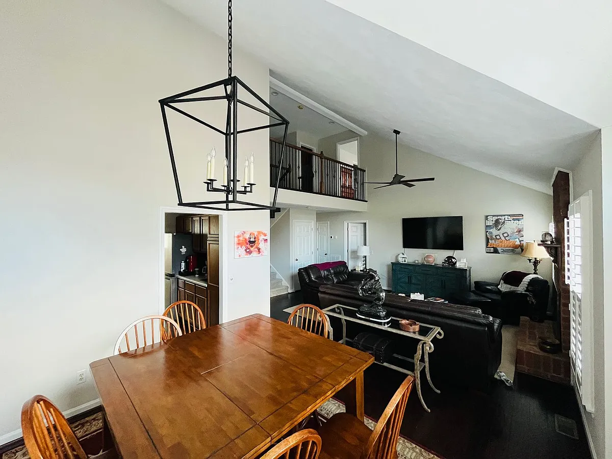 Building Photo - 1018 Chateau Ct