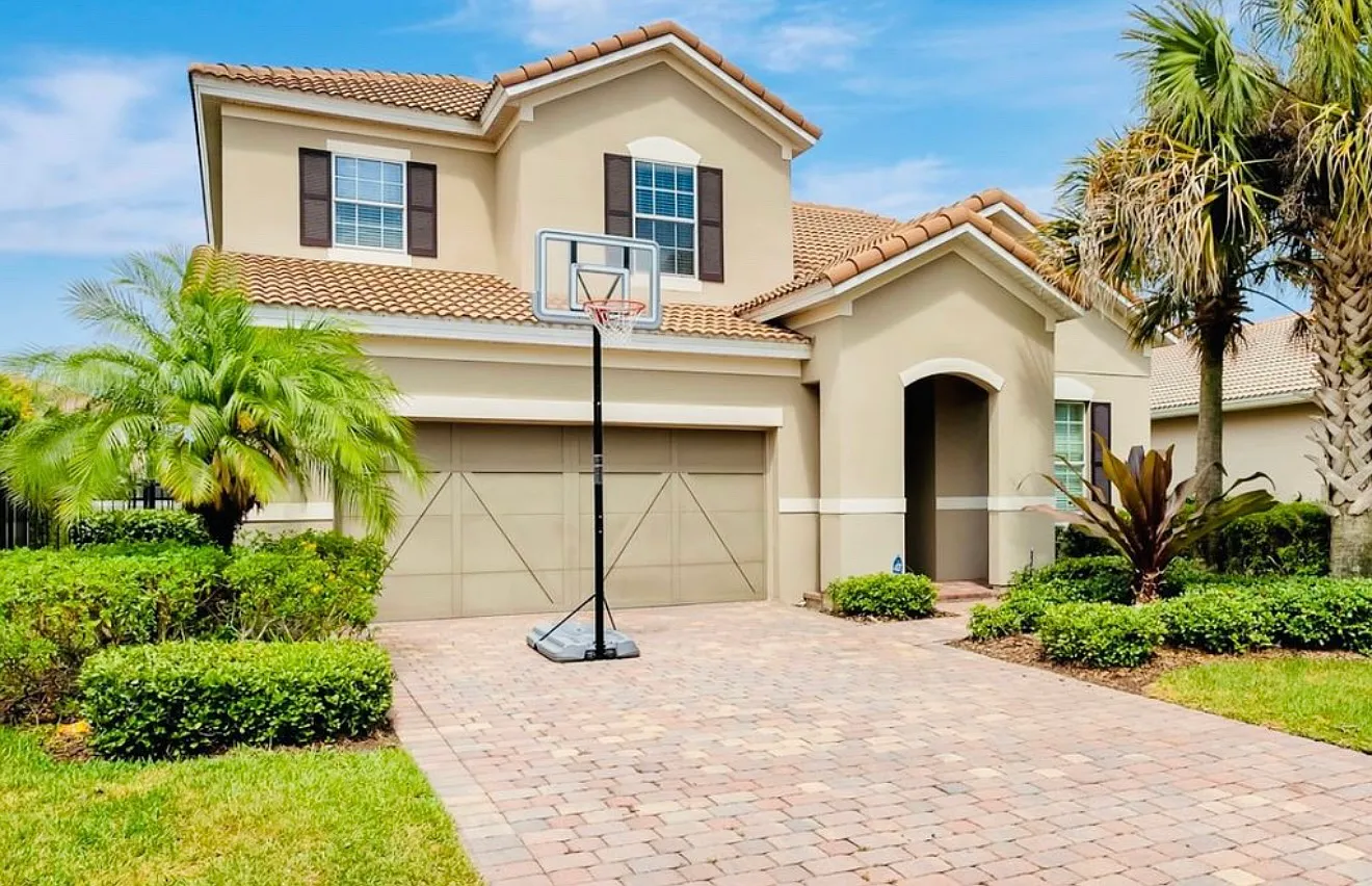 4 bed, 3.5 bath, 2533 sqft, $3,800 — Photo 1