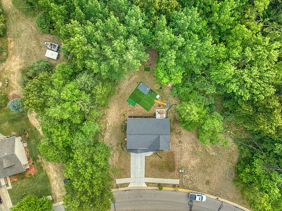 2nd image of 724 Glen Oak Dr