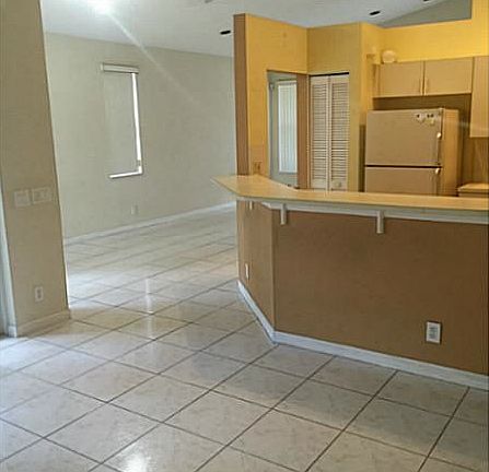 4th image of 821 Sand Creek Cir