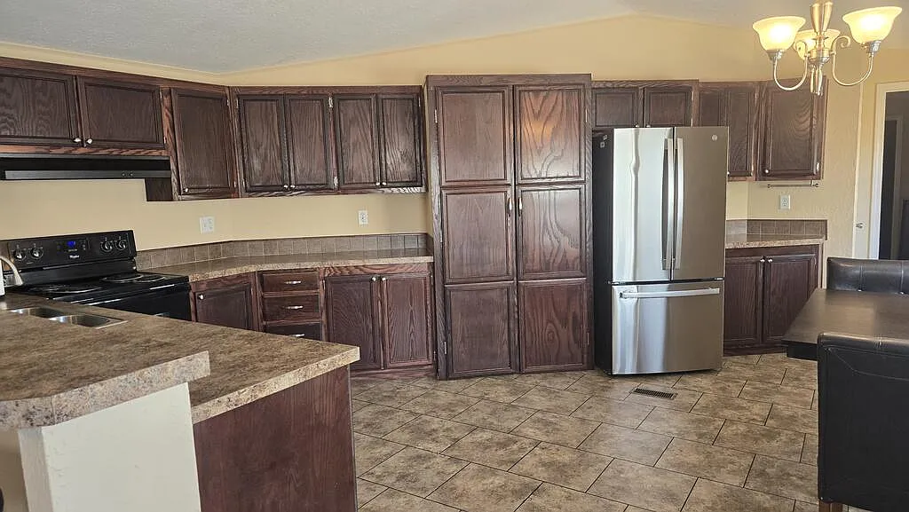 3 bed, 2.0 bath, 1360 sqft, $2,300 — Photo 4