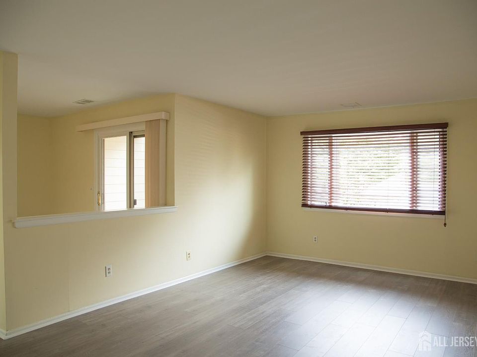 1st image of 3131 Sayre Dr