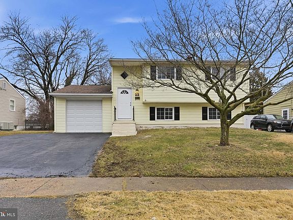 3rd image of 22 Raintree Dr