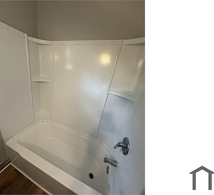 3 bed, 1000 sqft, $2,200 — Photo 2