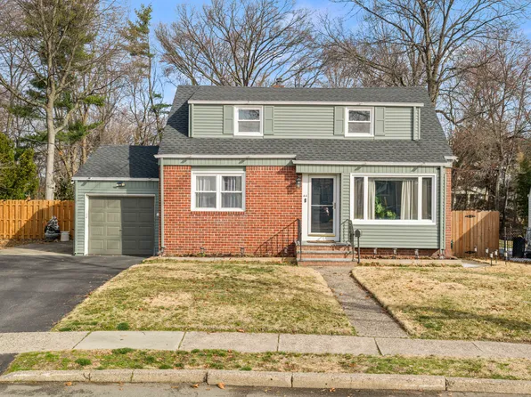 44 Schlosser Dr, Rochelle Park, NJ 07662