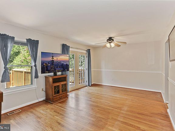 4th image of 929 Barton Oaks Pl