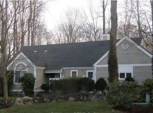 4 Hunting Ridge Farms Rd, Branford, CT 06405