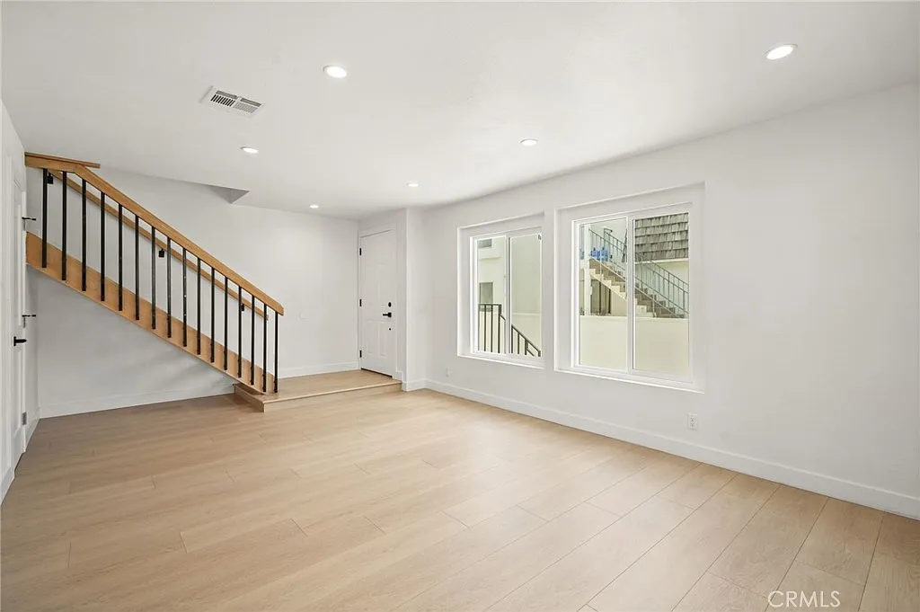 3 bed, 2.5 bath, 1360 sqft, $3,495 — Photo 4