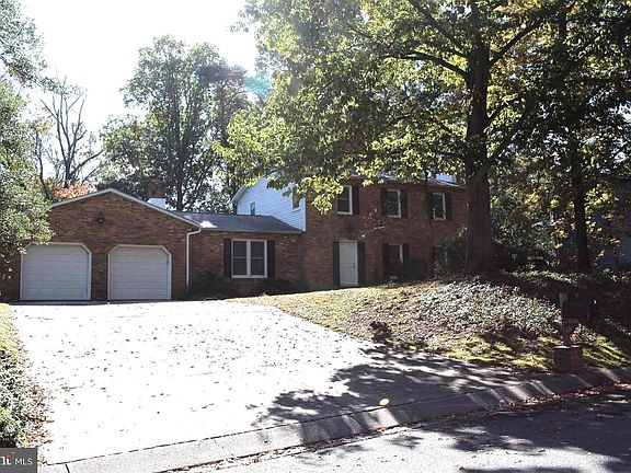 3rd image of 8233 Fairwood Dr