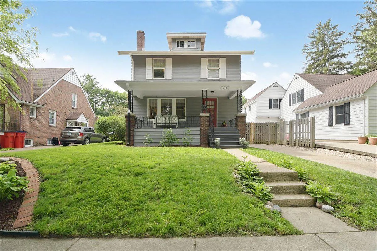 915 W Charles St photo 1