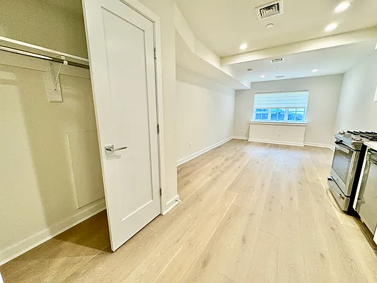 Rented by Amorelli Realty | media 7