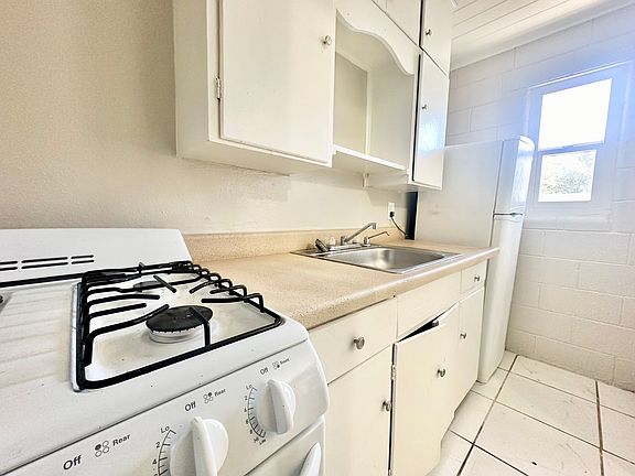 4th image of 1028 Alvarado Dr SE #3
