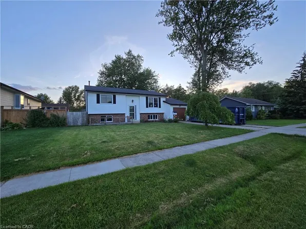 697 Ferndale Ave, Fort Erie, ON L2A 5C7