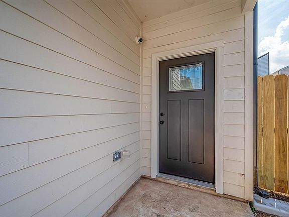 3rd image of 8128 Chateau St
