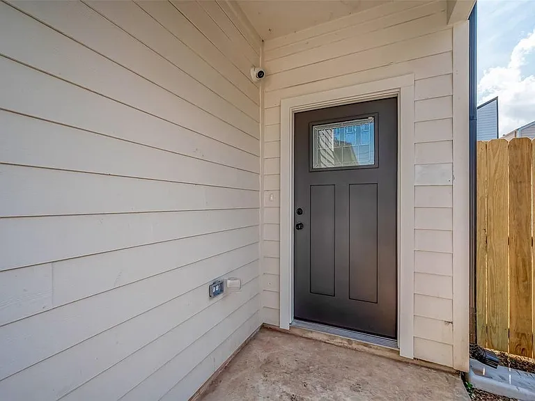 8128 Chateau St — Photo 3