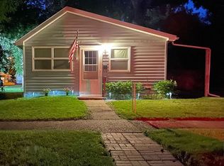 813 S 17th St, Grand Forks, ND 58201