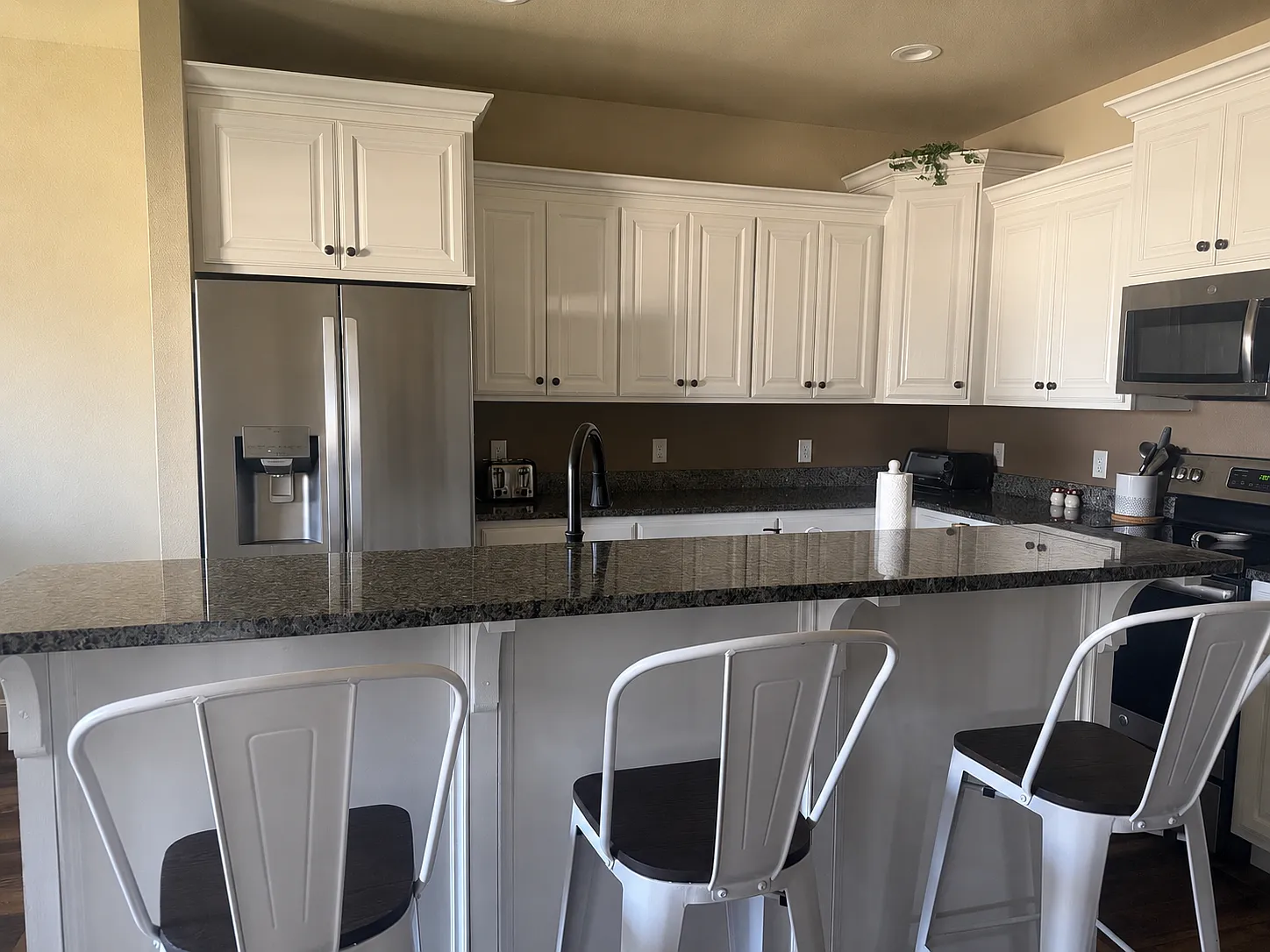 4 bed, 1880 sqft, $6,200 — Photo 2