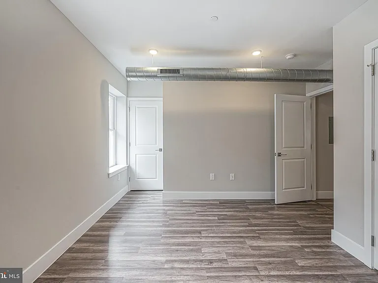 1070 N Front St #A — Photo 17