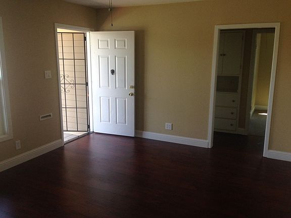 5th image of 440 Stanford Ave
