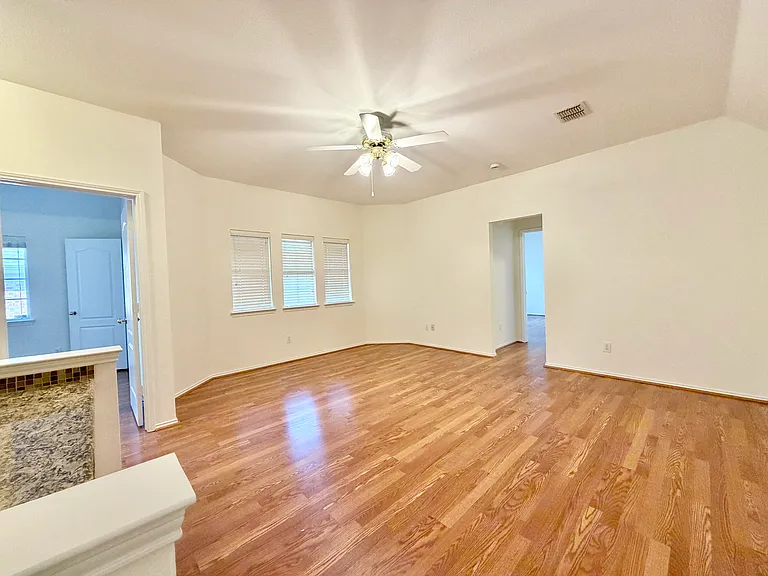 516 Hawken Dr — Photo 16