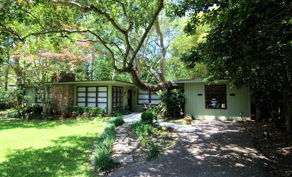 2 bed, 1993 sqft, $2,200 — Photo 2