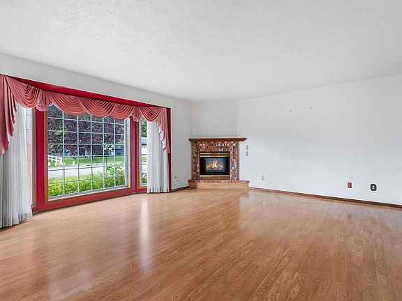 3rd image of 13810 E Crown Ave